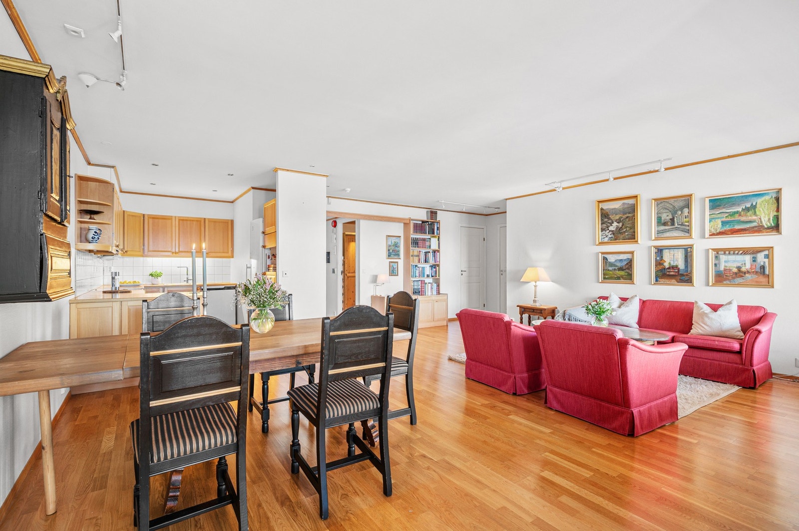 Av belysning er det downlights i tak på kjøkken, og lysskinner på stue. Galleribilde