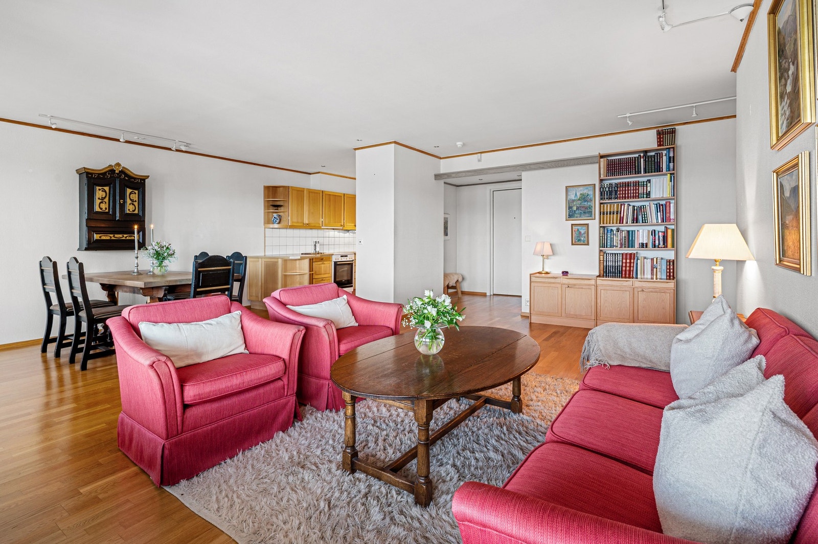 Månedlige fellesutgifter inkluderer tv- og internett, vedlikehold, driftsutgifter som vask av fellesareal, vaktmestertjenester m.m. Galleribilde