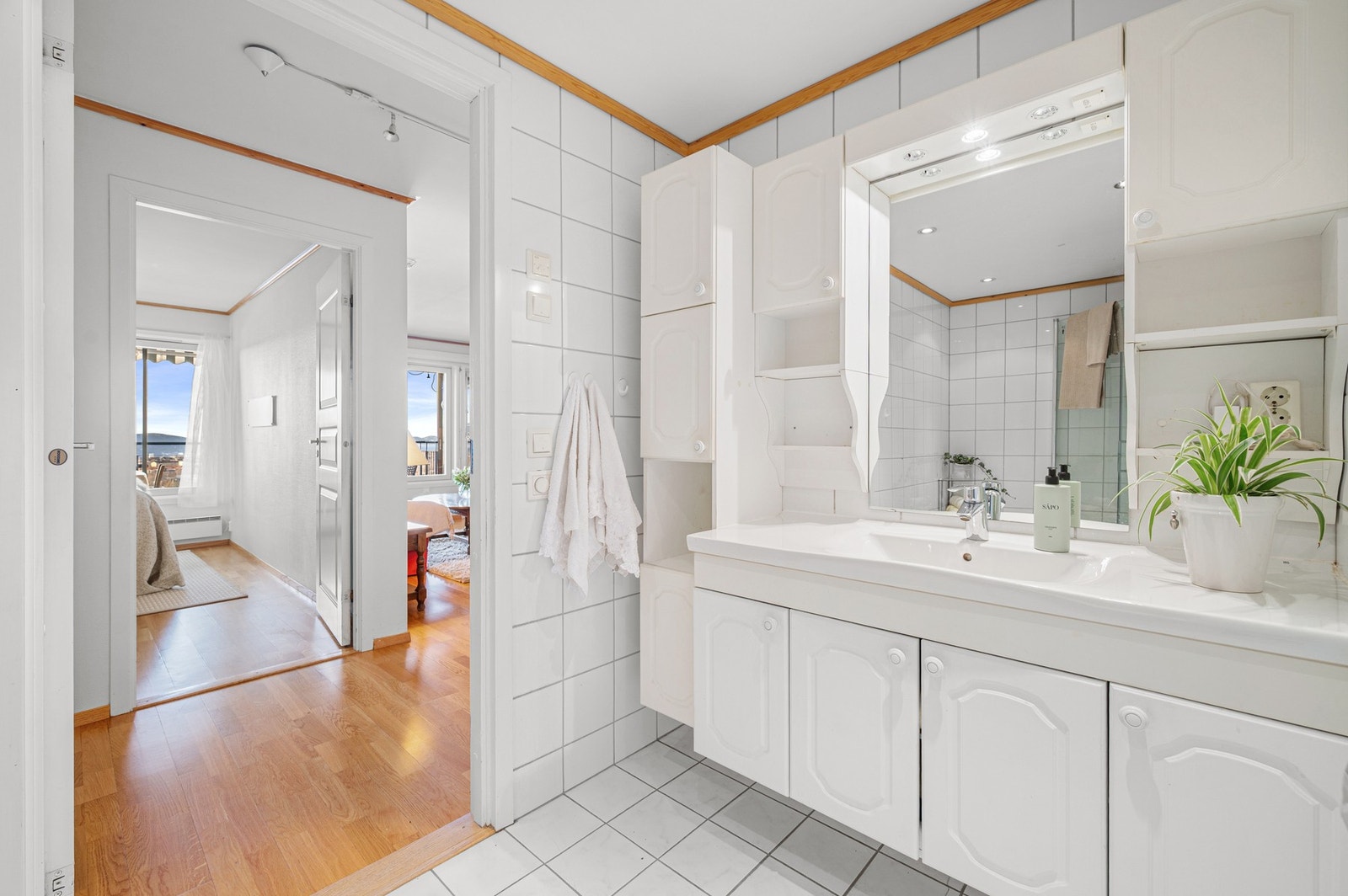 Rommet ventileres mekanisk via sentralt anlegg. Avtrekket styres fra kjøkkenventilatoren. Tilluftsventilering er etablert via spalte mellom dørterskel og dørblad. Galleribilde