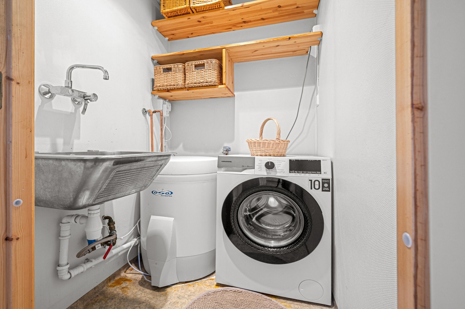 I tillegg har leiligheten et separat vaskerom. Varmtvannsbereder er fra 2017. Etablert automatisk lekkasjestopper. Galleribilde
