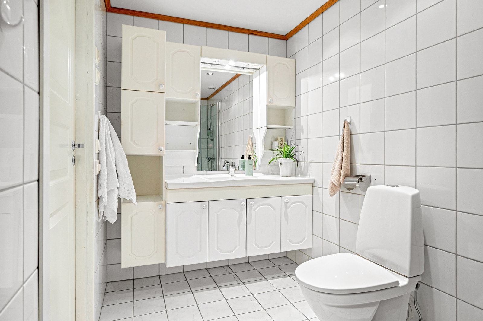 Tilstandsrapport ligger vedlagt salgsoppgave som er tilgjengelig i Finn-annonse. Galleribilde