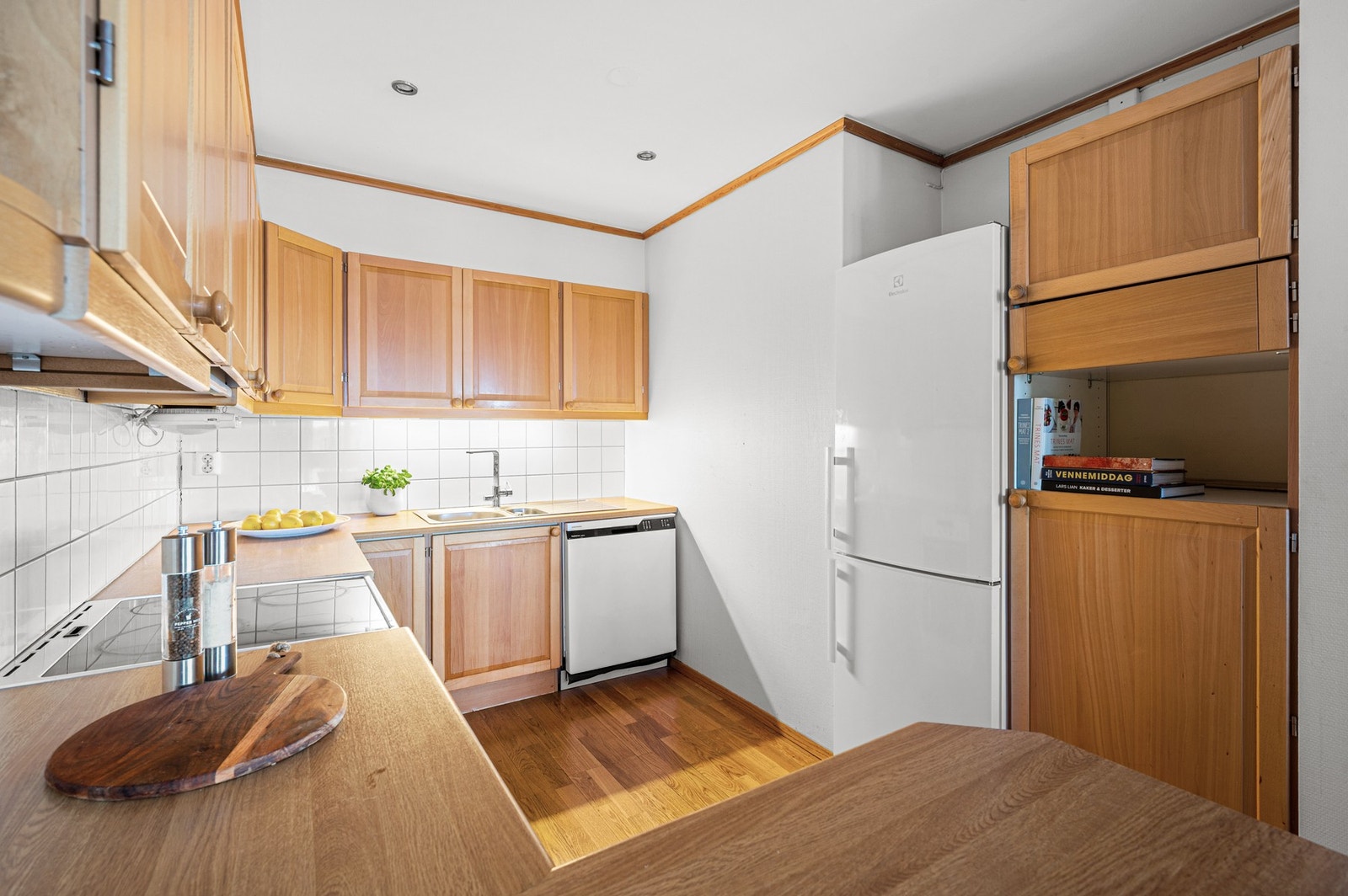 Et praktisk kjøkken, med rikelig av skapplass. Automatisk lekkasjestopper med gulvføler og magnetventil er installert i kjøkkenbenk. Galleribilde