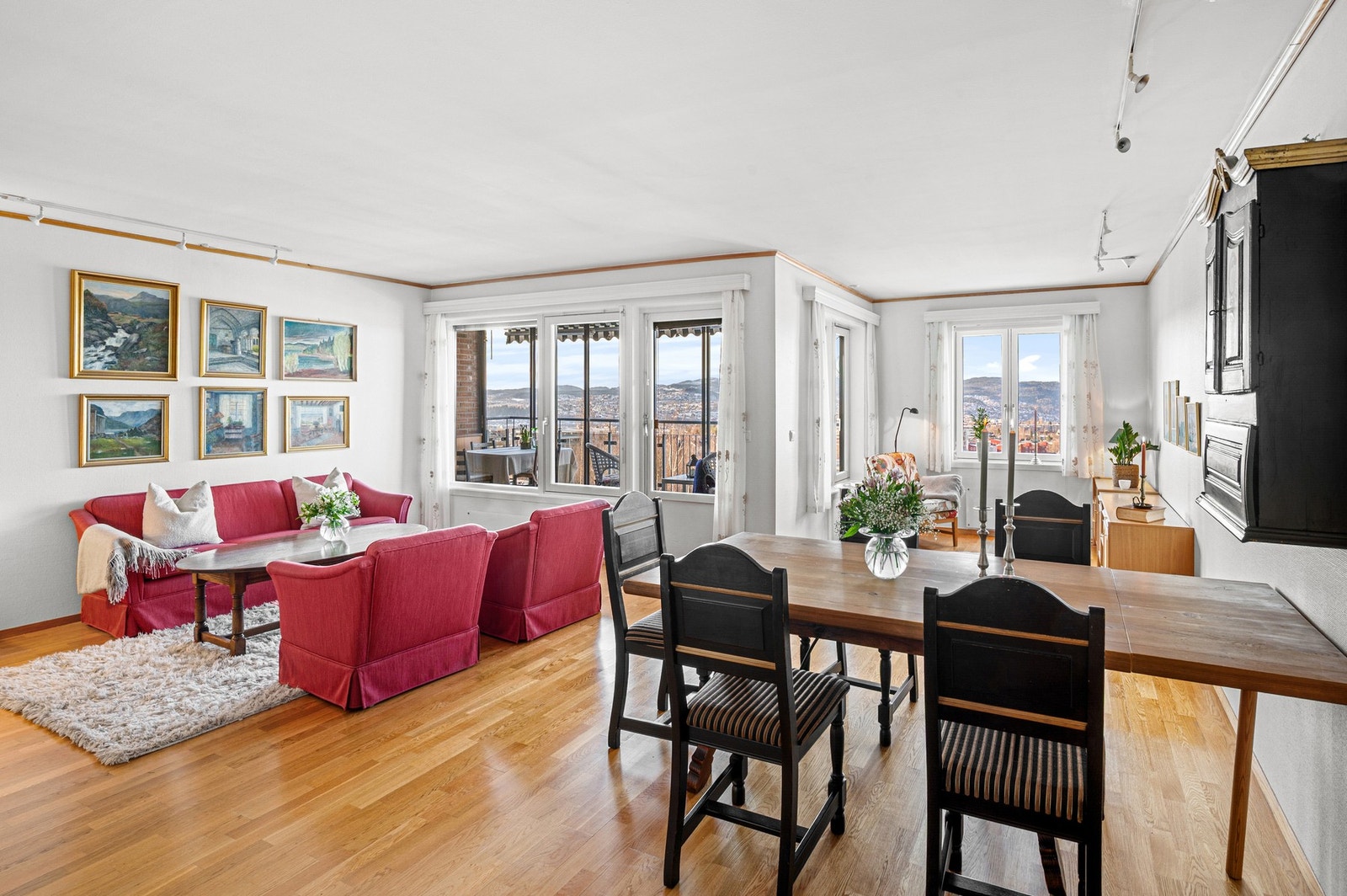 Romslig stue med fleksibel planløsning. Som er godt egnet å innrede med flere soner. Galleribilde