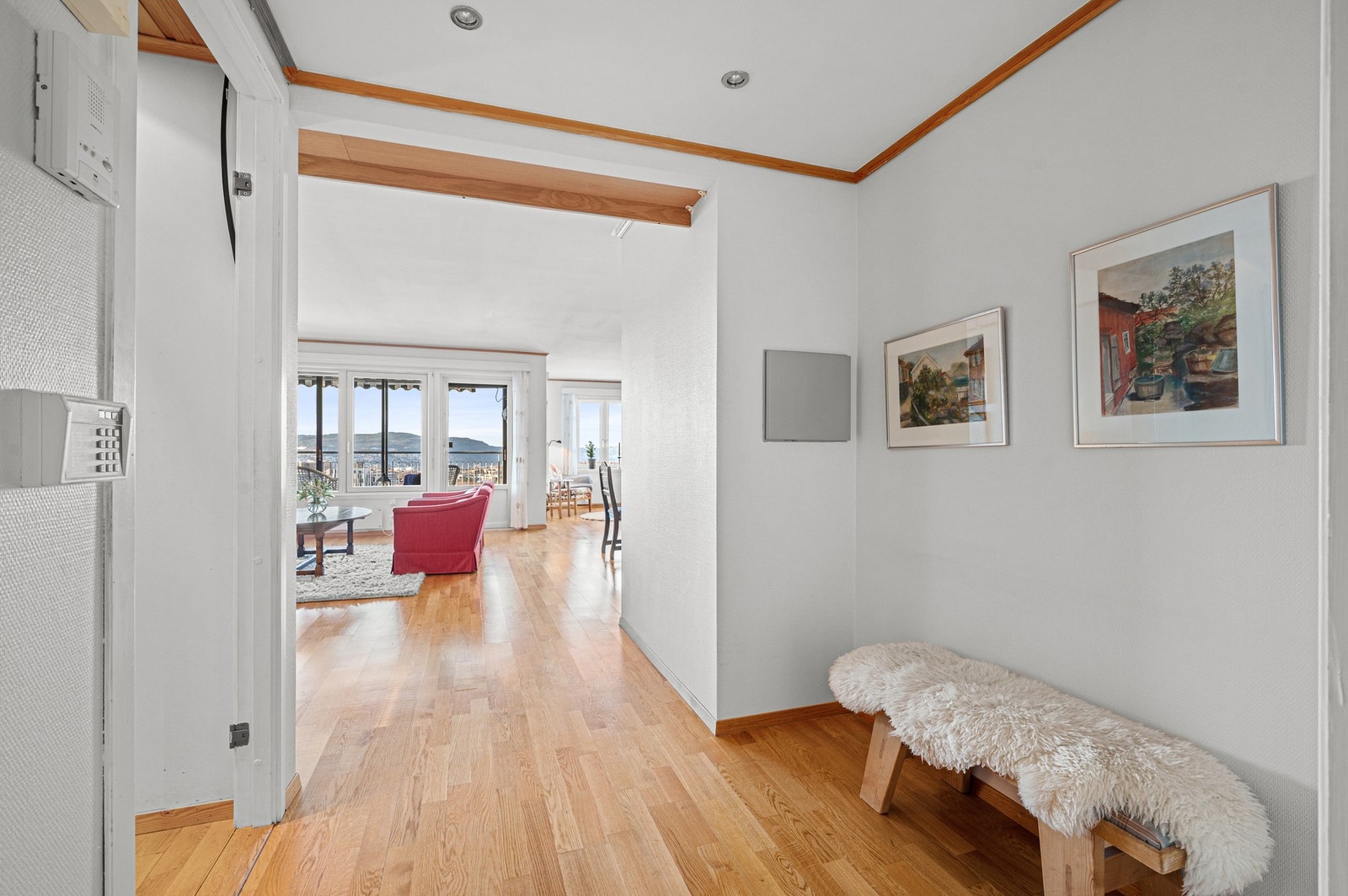 Praktisk og fin løsning med romslig entré, med direkte adkomst til eget garderoberom. Galleribilde