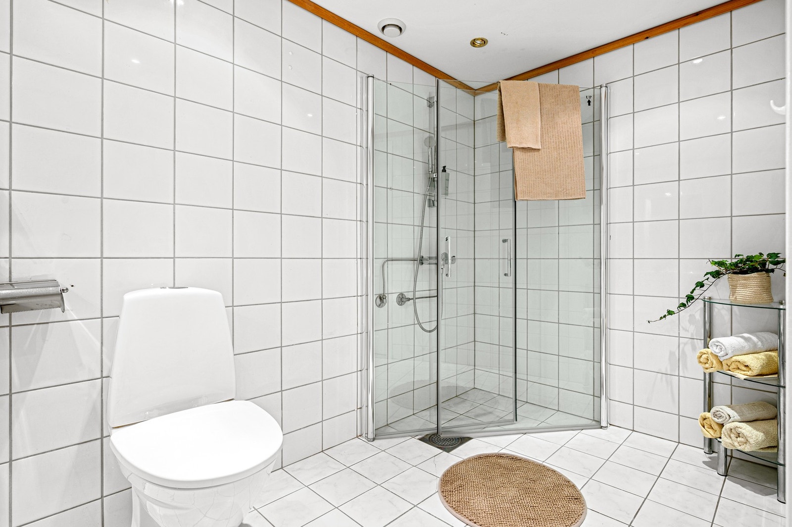 Pent flislagt bad, med behagelig gulvvarme og downlights i himling. Galleribilde