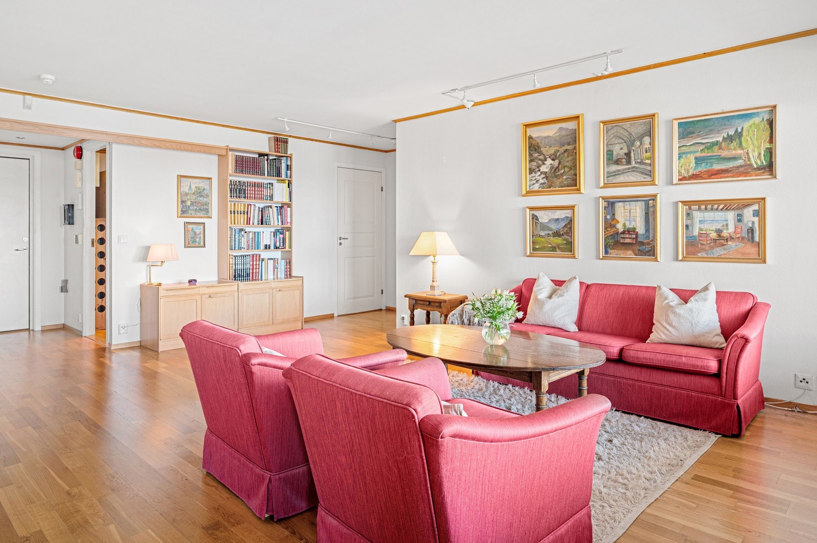 Leiligheten ventileres via sentralstyrt mekanisk ventilasjon. Friskluftsventiler
er etablert i ytterveggen. Til opplysning ble ventilasjonsanlegget renset i 2025. Galleribilde