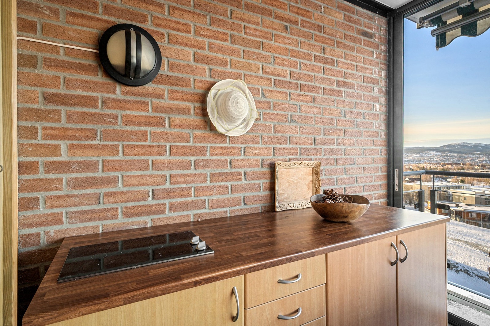 Praktisk innredning med en integrert platetopp. Galleribilde