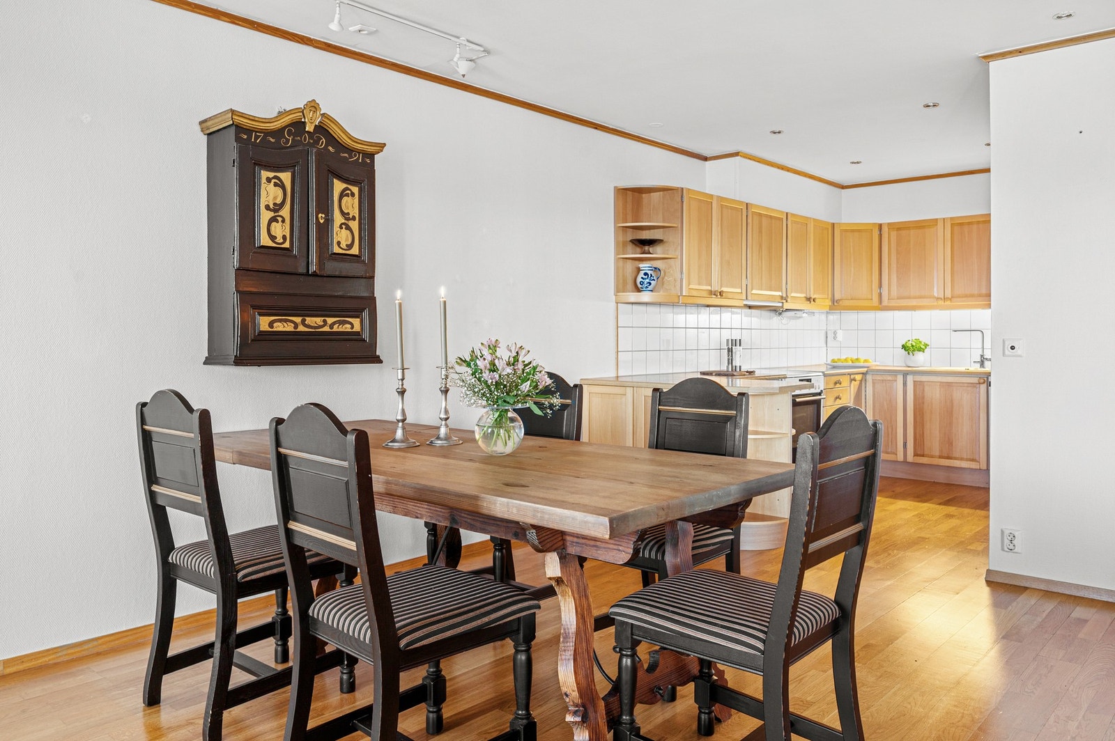 Det er god plass til spisestue i tilknytning til kjøkken. Galleribilde