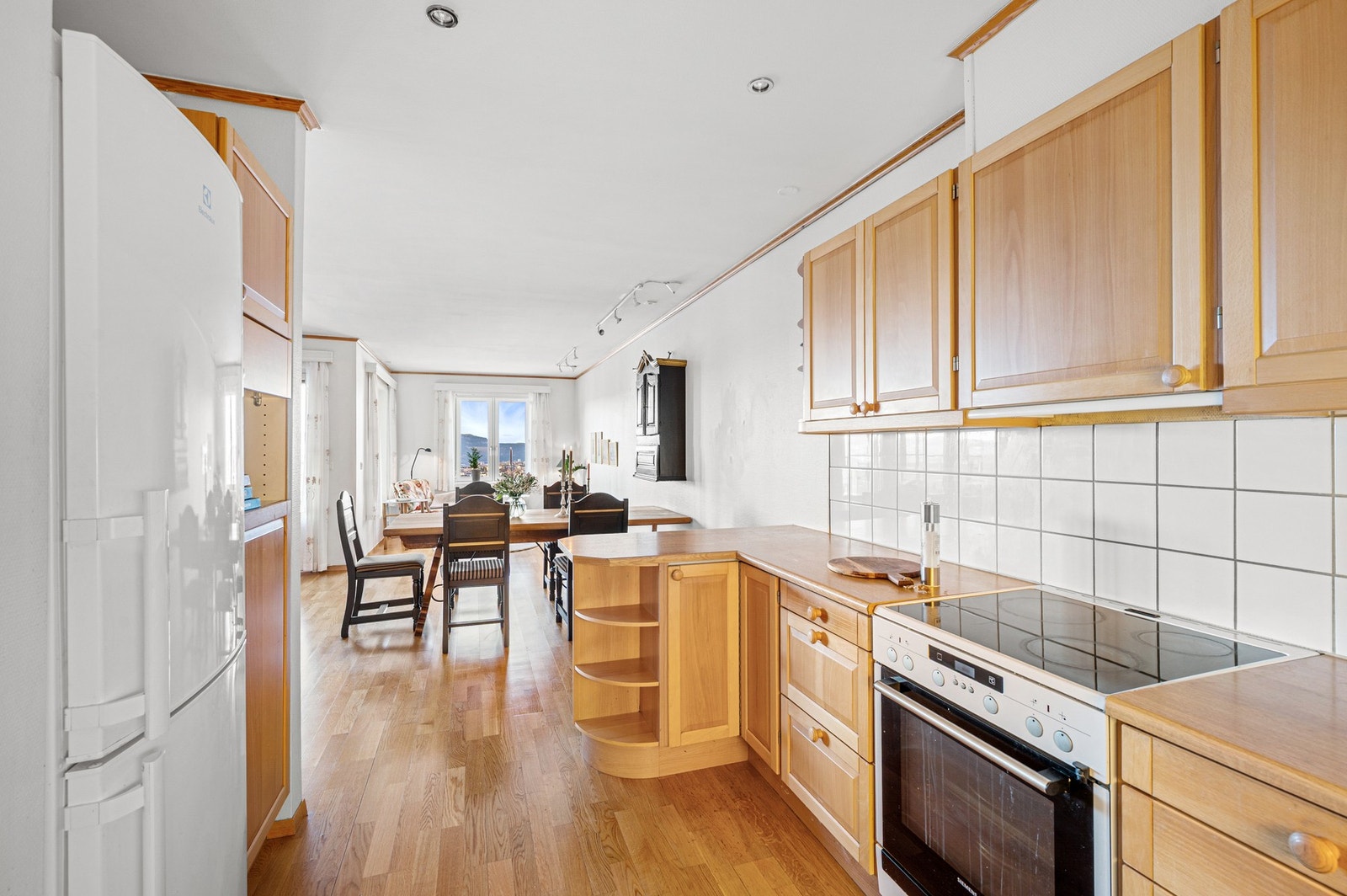 Leiligheten har en god løsning, hvor lyset slår inn i rommet. Galleribilde