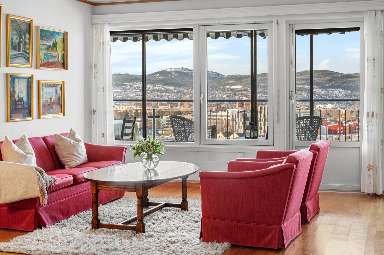 Store vindusflater fra gulv til tak, gir masse lys og luft og en fantastisk utsikt. Galleribilde