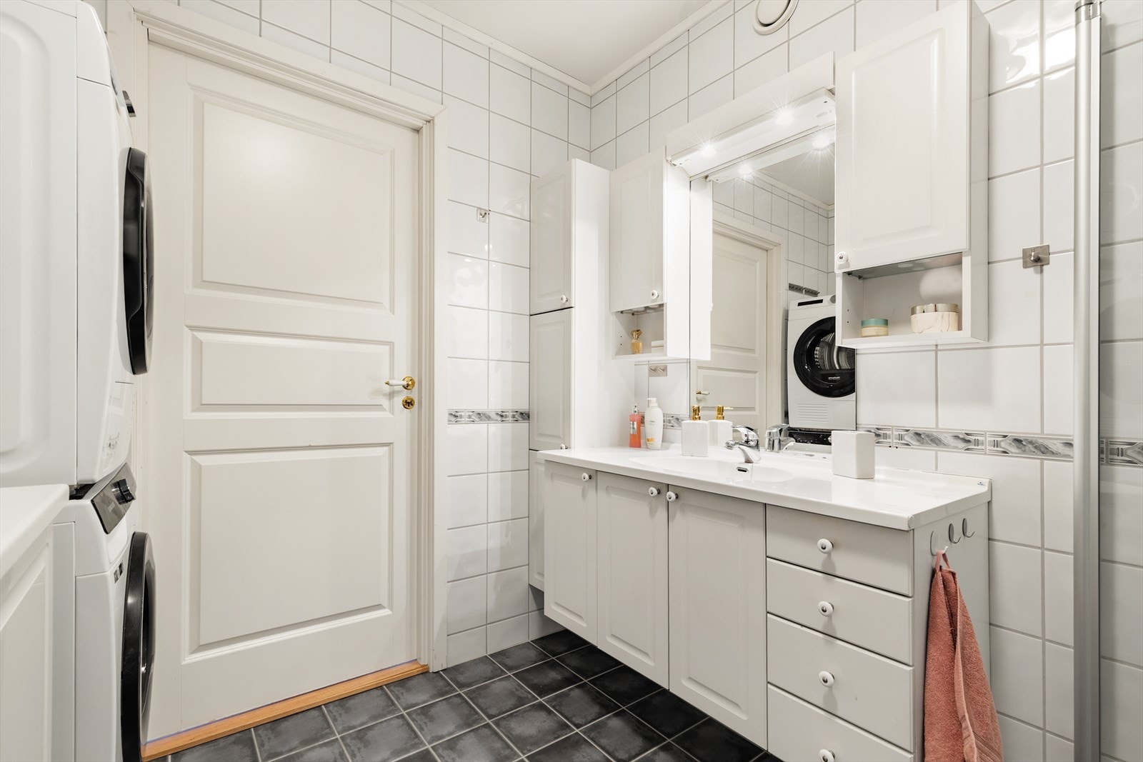 Rommet har gode lyskilder over speilet. Galleribilde