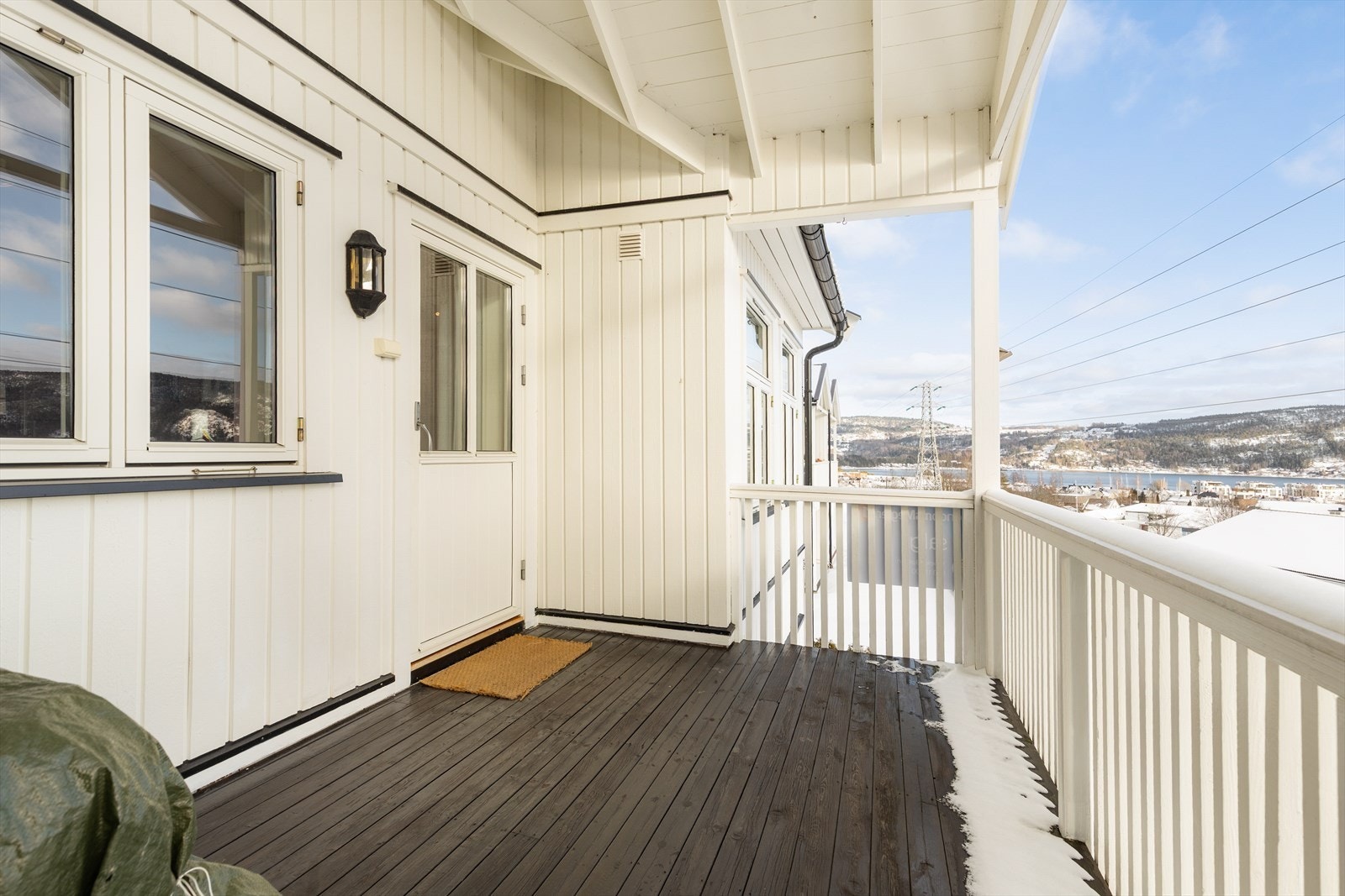 Balkong på totalt 10 m² er takoverbygd og har rekkverk i tre med stående spiler. Galleribilde