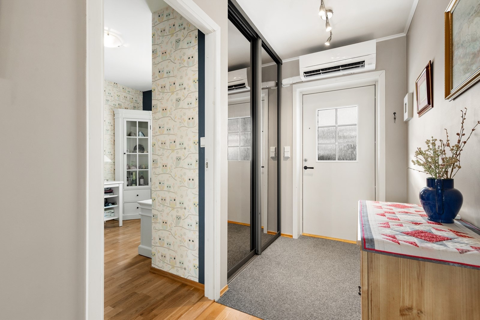 Her er det plass til oppbevaring av yttertøy og sko. Galleribilde