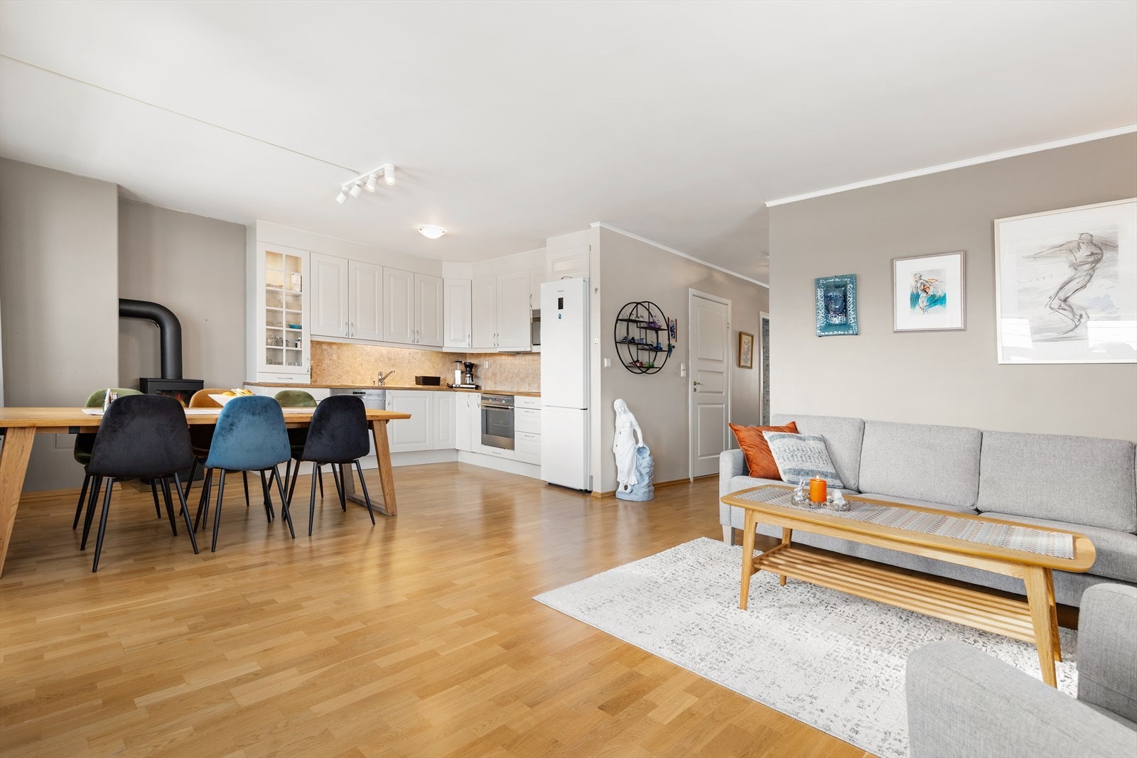 Her er det gode innredningsmuligheter både med TV-sone og spisebord. Galleribilde