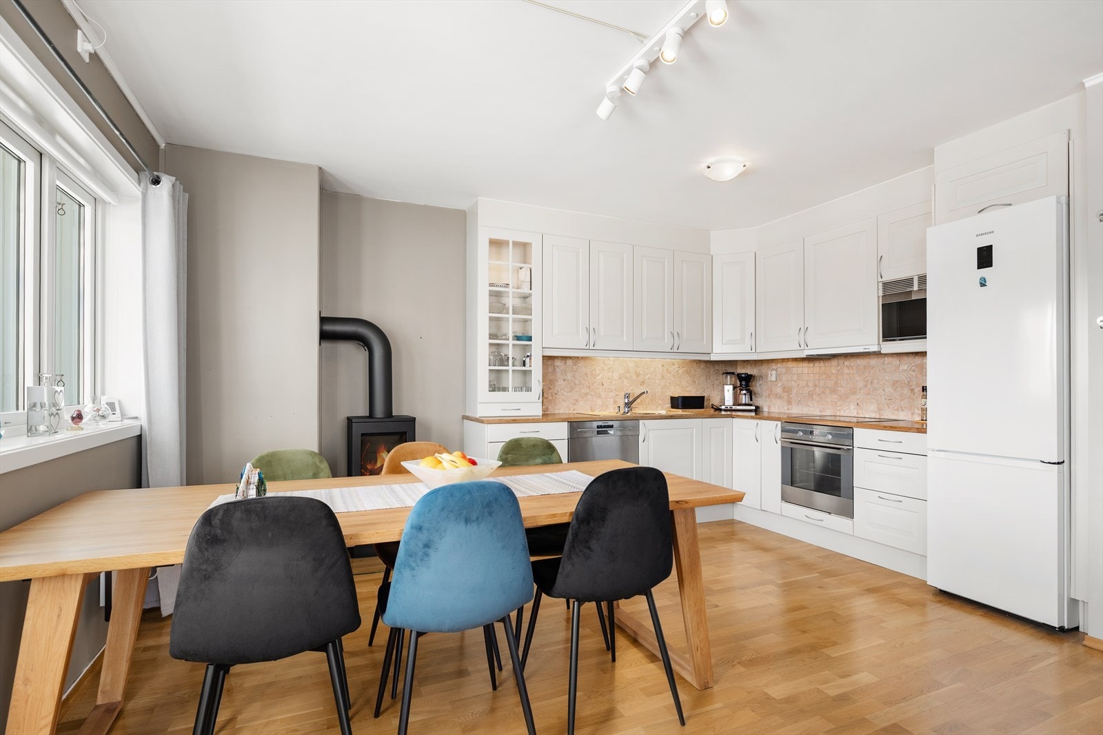 Her har man god plass til et separat spisebord med stoler. Galleribilde