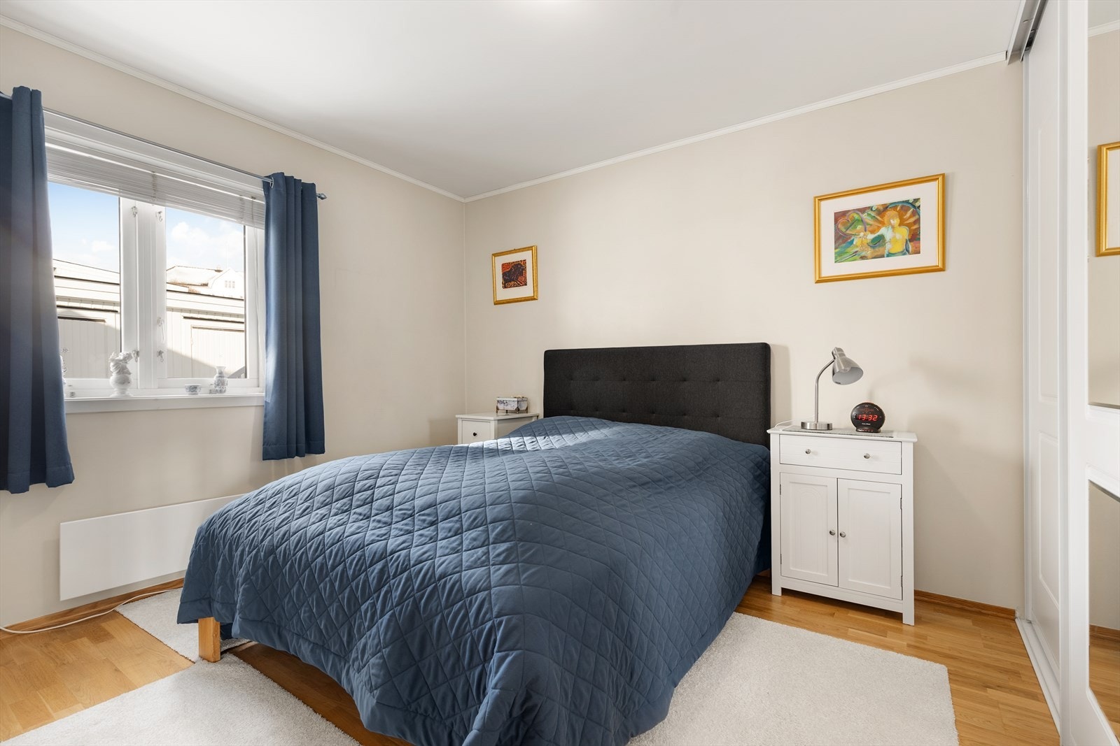 Hovedsoverommet er av god størrelse og har plass til dobbeltseng og tilhørende møblement. Galleribilde