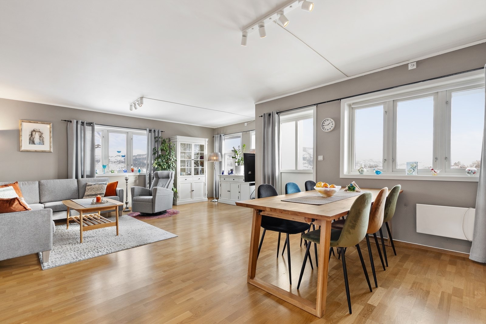 Stuen er meget luftig med store vindusflater. Galleribilde