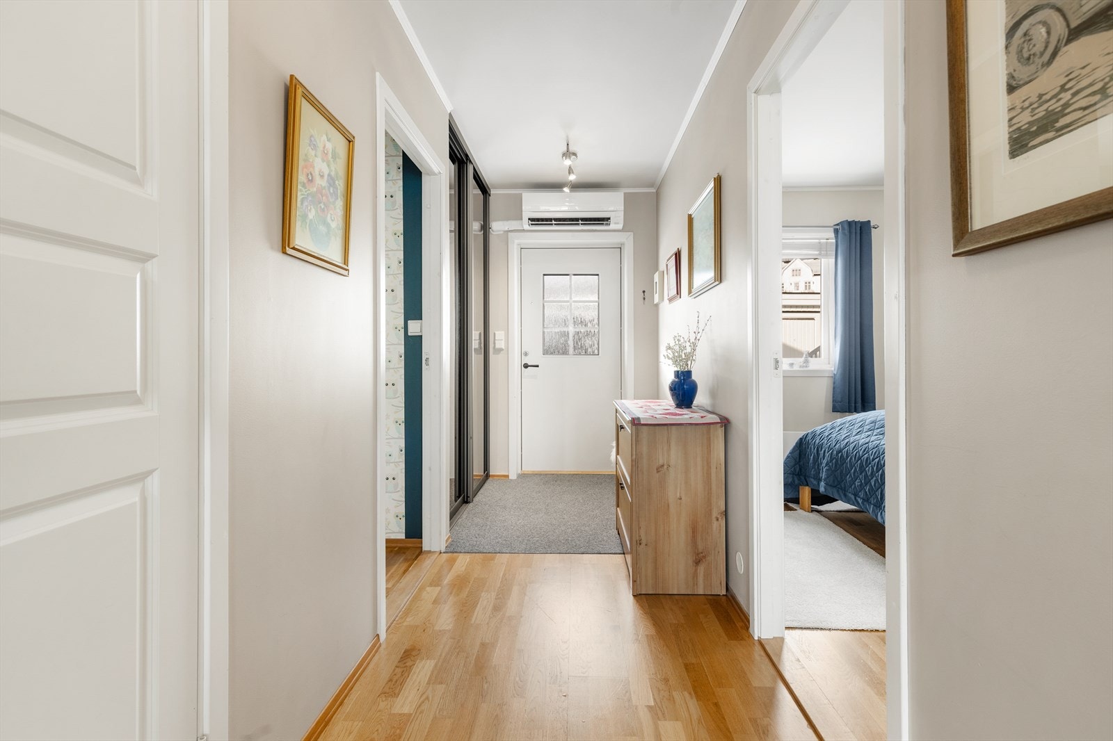 Entréen er lys og innbydende og gir et godt førsteinntrykk av leiligheten. Galleribilde