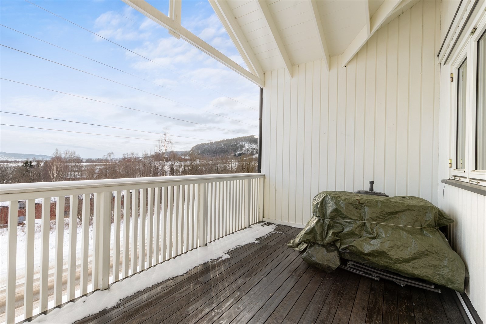 Leiligheten har en veranda og en balkong med ulike plasseringer. Galleribilde