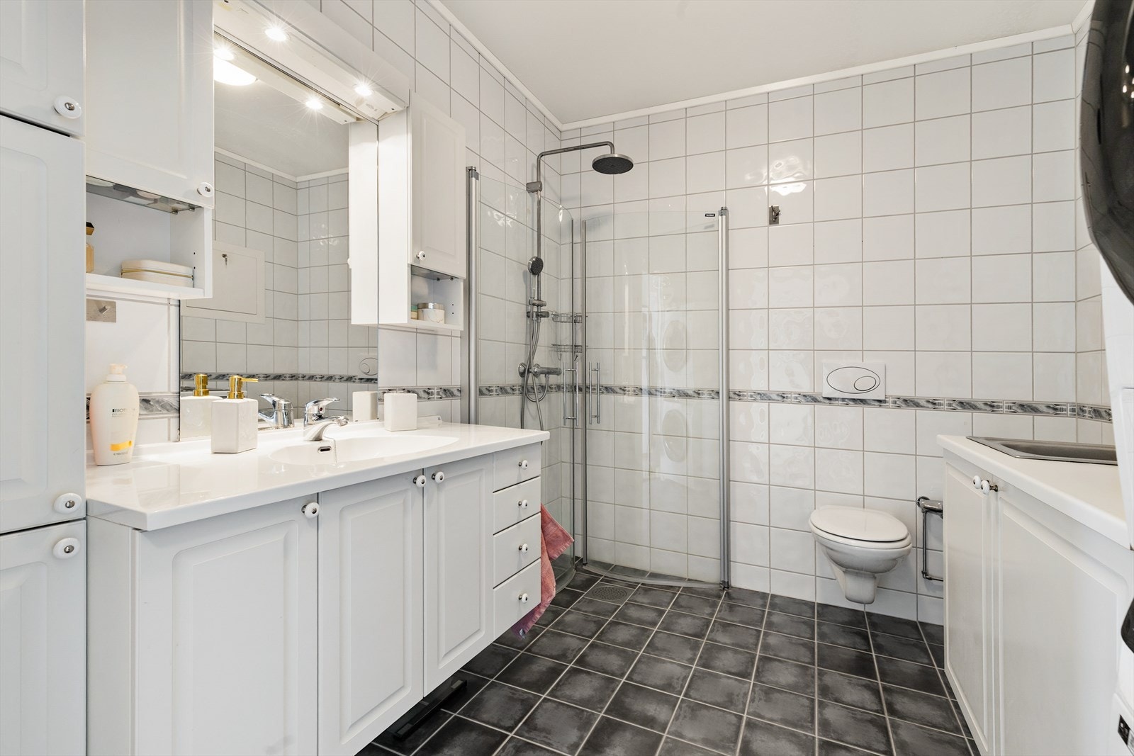 Badet har flislagte flater og varmekabler i gulvet. Galleribilde