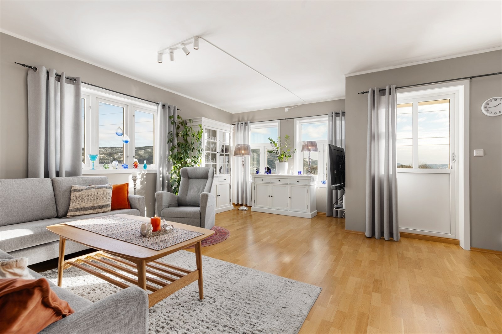 Leiligheten har en god planløsning bestående av entré, åpen stue-/kjøkkenløsning, flislagt bad og to soverom. Galleribilde