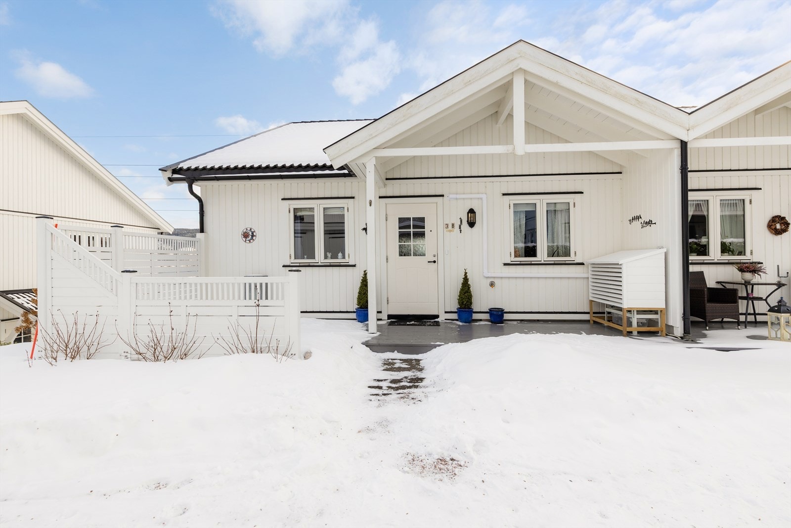 Terrassen er i trekonstruksjon og har plass til en sittegruppe og beplantning. Galleribilde
