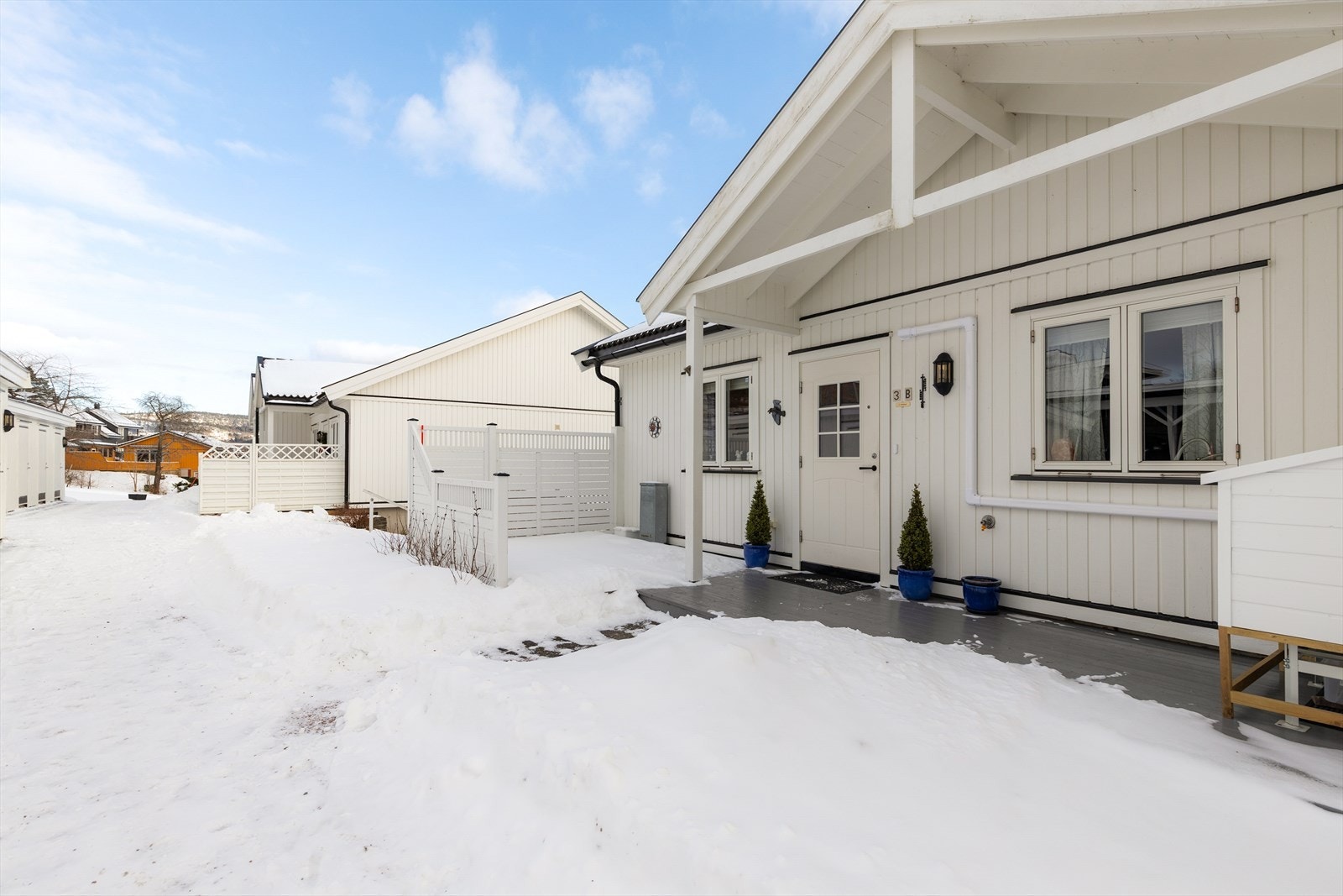 Inngangspartiet er overbygd med terrasseplatting på totalt 17 m². Galleribilde