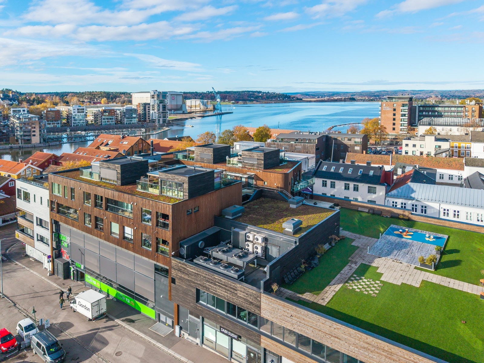 Det er få skritt til både forretninger, kjøpesentre, cafeer og et sjeldent flott bibliotek,- så her har man kort gangavstand til alt byen har å by på av servicetilbud nærmest rett utenfor døren. Galleribilde
