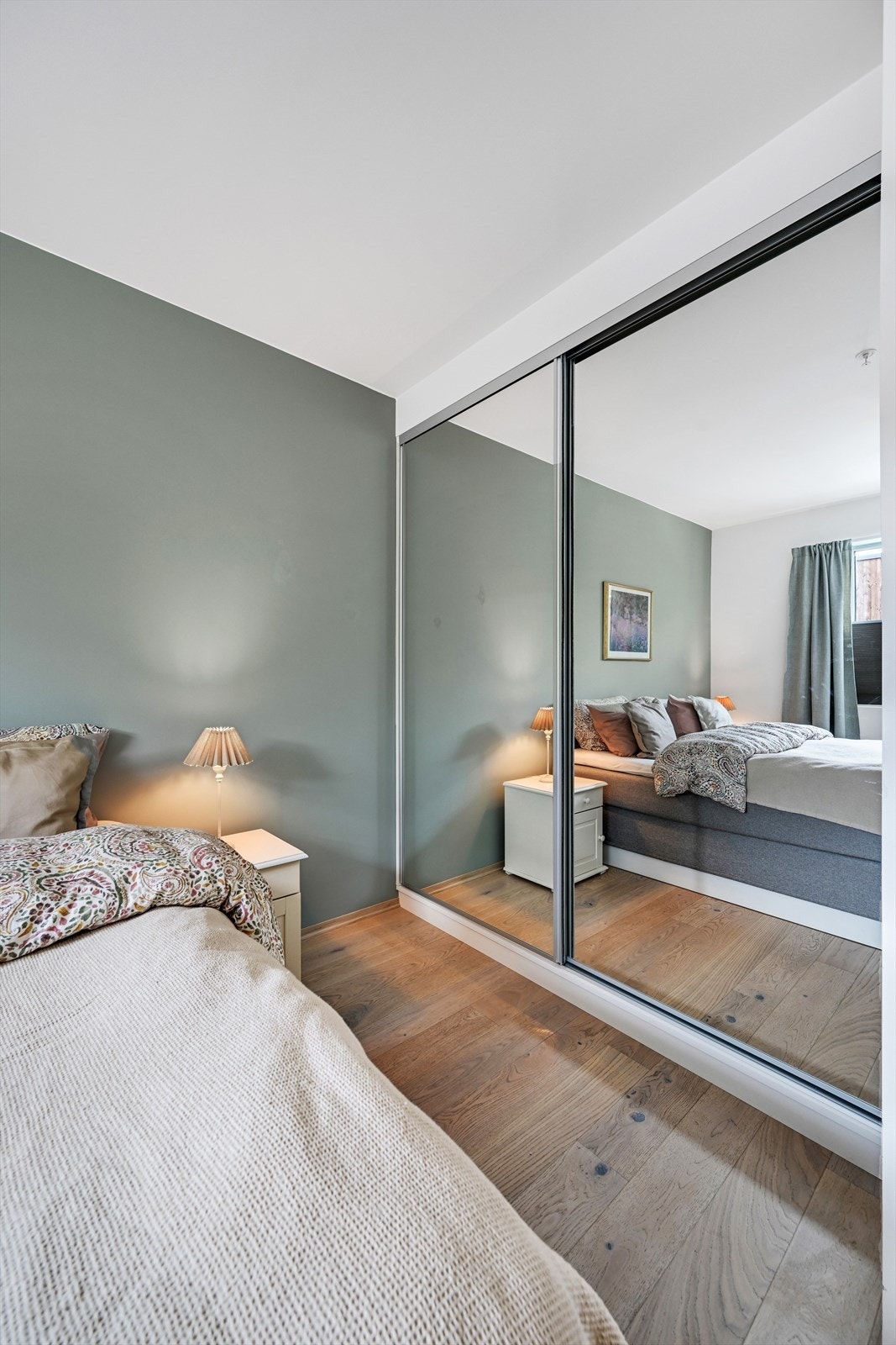 Soverommet har en romslig skyverdørsgarderobe med speildører. Galleribilde