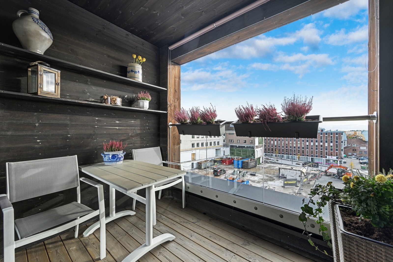 Stuen har utgang til en syd/øst vendt og lun balkong med nydelig utsikt. Her kan morgen kaffen nytes! Galleribilde