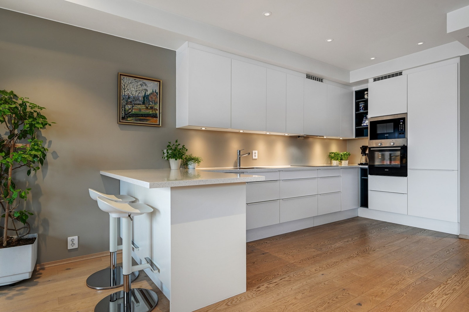 Kjøkkenet er velutstyrt og lekkert med slette flater. Det er bra med skap- og benkplass samt integrerte hvitevarer. Galleribilde