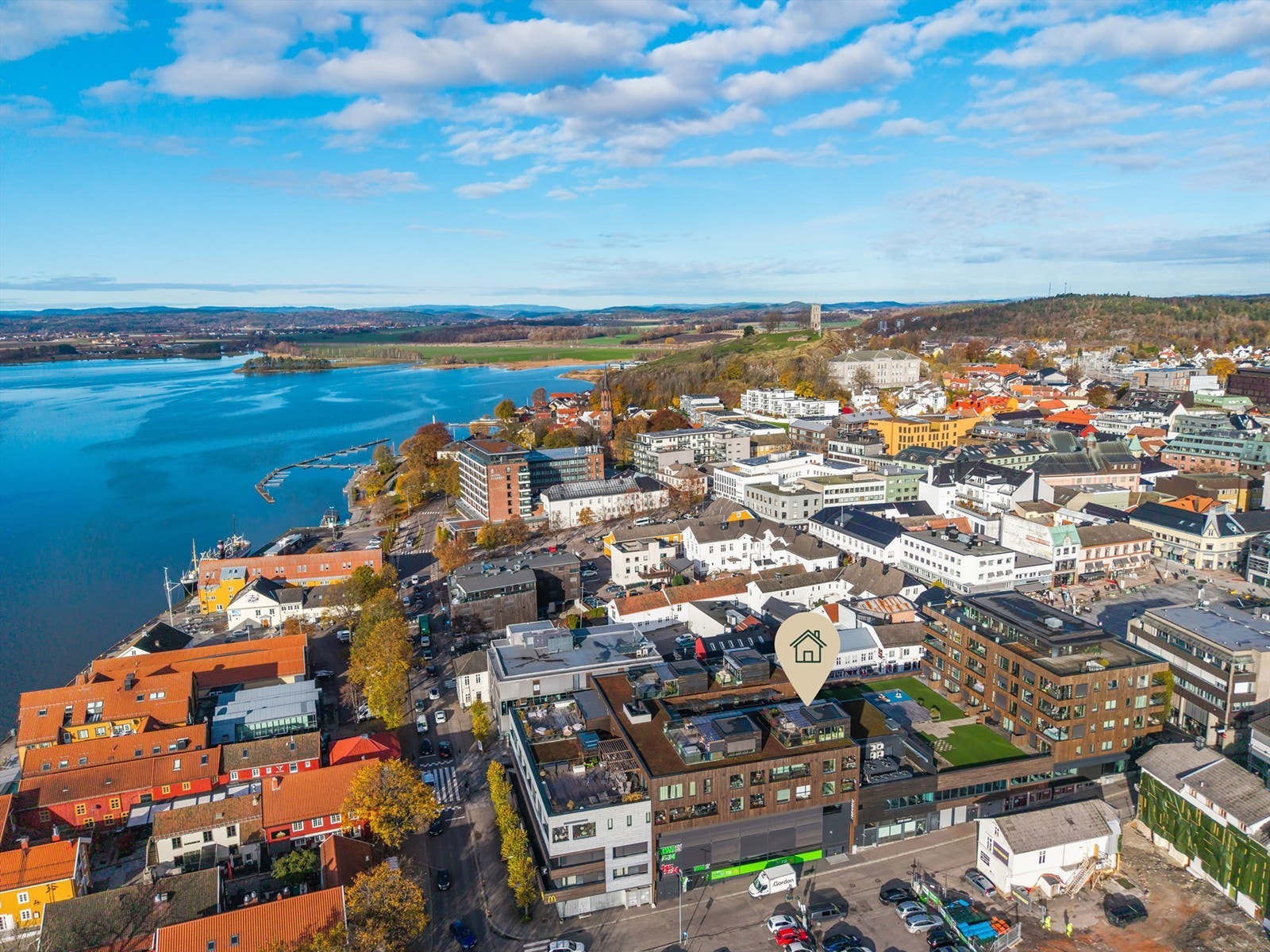 Flott toppleilighet, unikt beliggende i Tønsberg sentrum - stor solrik takterrasse med nydelig utsikt- Heis og parkering Galleribilde