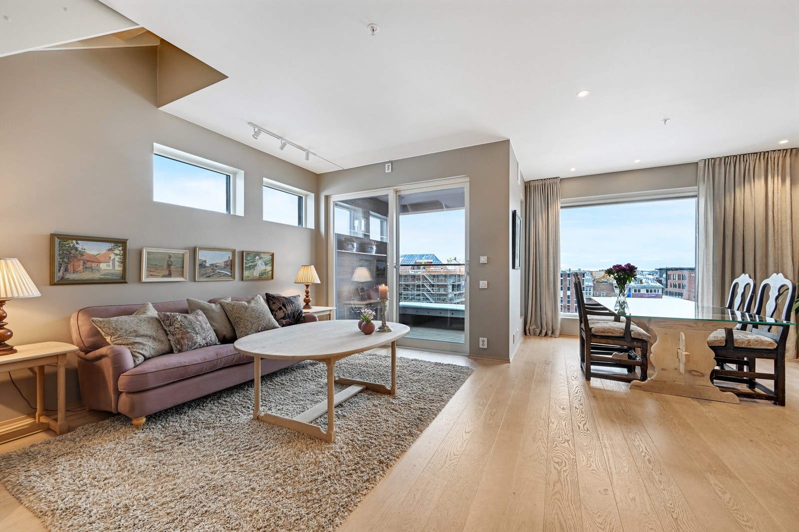 Delikate og moderne farge- og materialvalg. Galleribilde