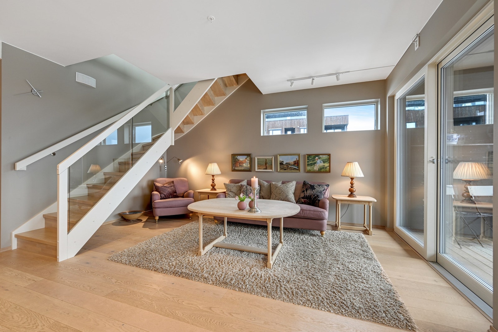 Den stilfulle leiligheten har en praktisk og funksjonell planløsning meg gjennomgående høy standard. Galleribilde