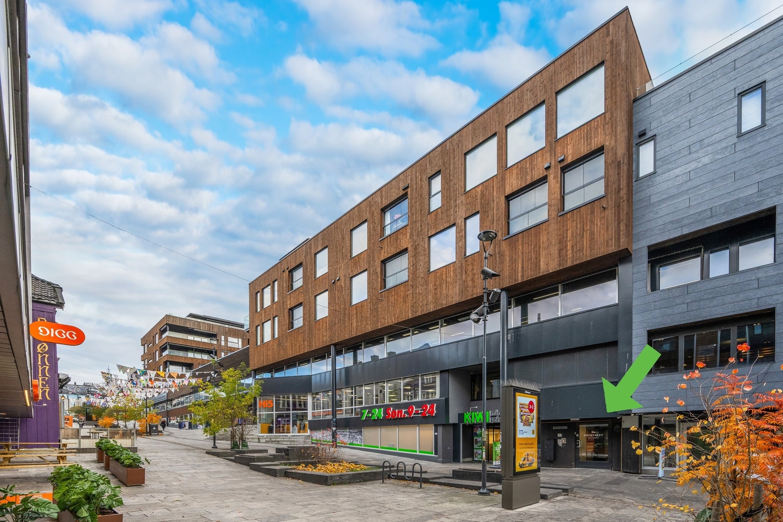 Adkomst til bygget er fra Rådhusgaten. Den er mellom inngangen til KIWI og gatekjøkkenet. Benytt ringeklokke for døråpner. Ta så heisen opp til 5. etasje. Galleribilde