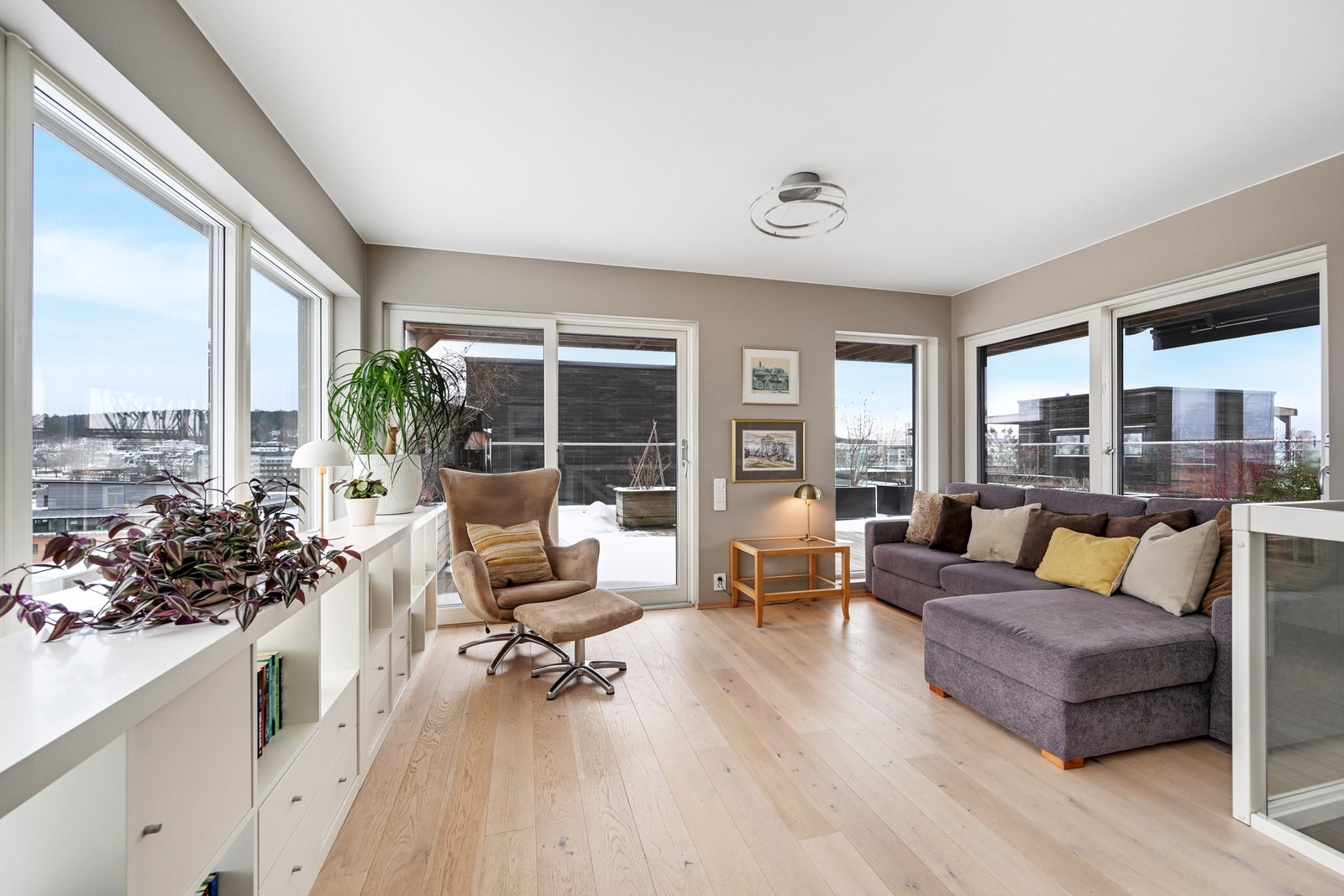 På toppen finner du en herlig loftstue/tv-stue med utgang til en unik og sjelden flott takterrasse på hele 67 kvm. Galleribilde