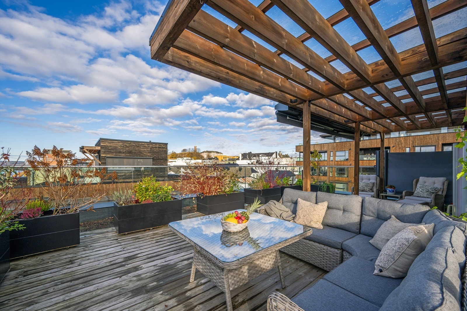 Her er det en nydelig pergola som legger til rette for din egen lille oase på byens tak. Galleribilde