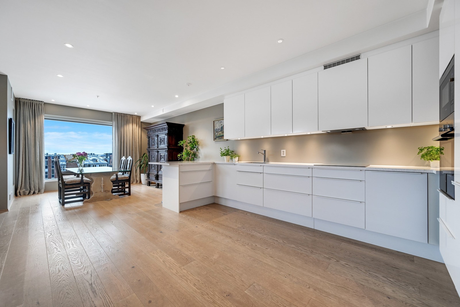 Åpen kjøkkenløsning gir en svært arealeffektiv og sosial sone. Galleribilde