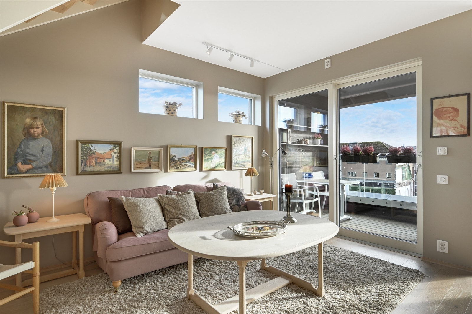 Nydelig med store vindusflater som fir en hyggelig og stemningsfull atmosfære. Galleribilde