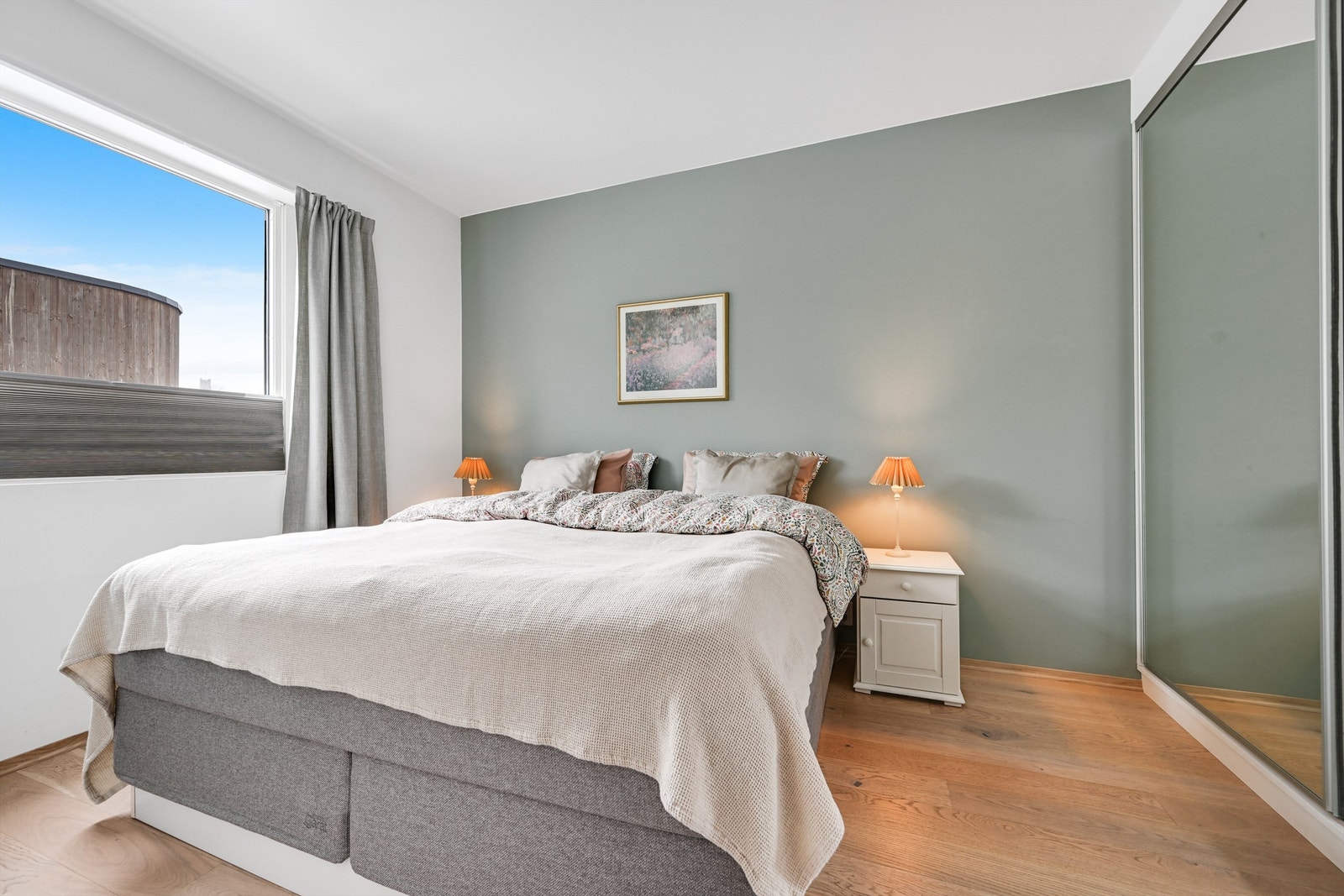 Soverom med god plass til dobbeltseng og tilhørende møblement. Galleribilde