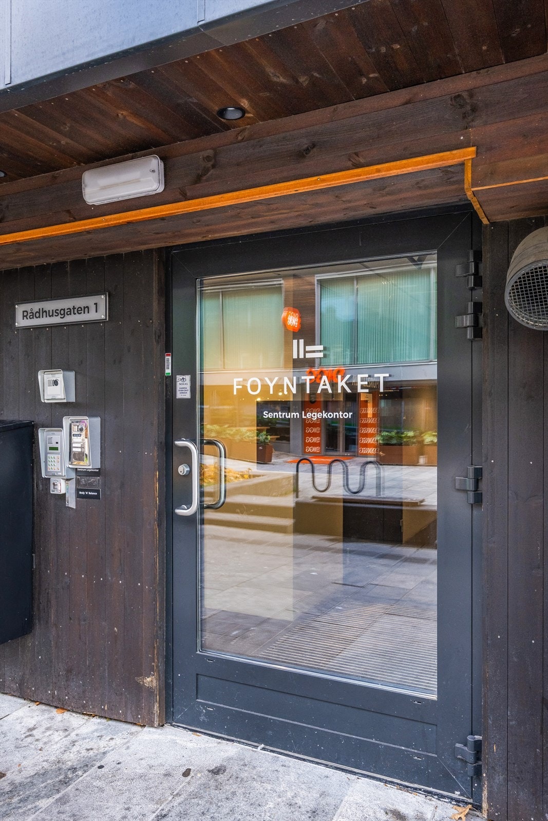 Når du kommer ut av heisen i 5. etg, går du gjennom den store, tunge døra rett fram - og så til høyre. Vår dør er lengst nede til høyre. Galleribilde