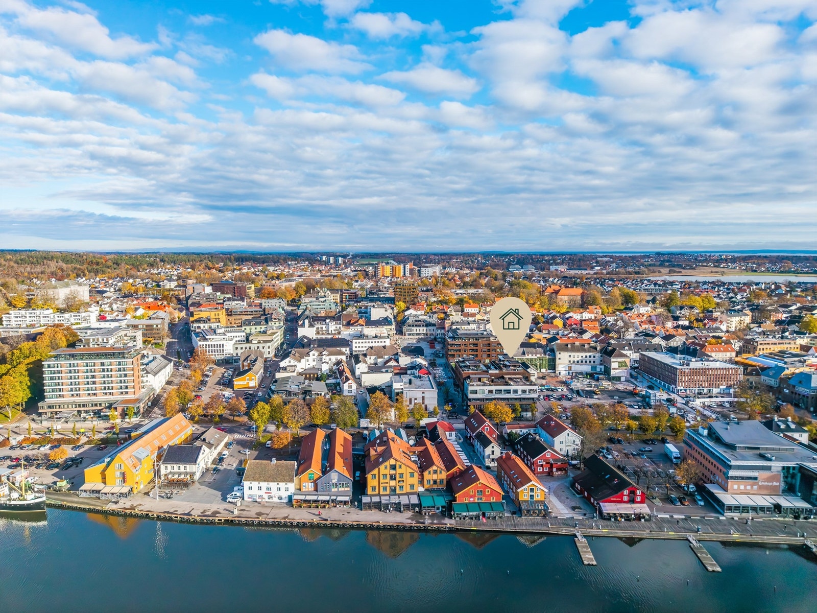 Lekker toppleilighet beliggende i 5. og 6. etasje i hjertet av Tøsnberg sentrum. Galleribilde