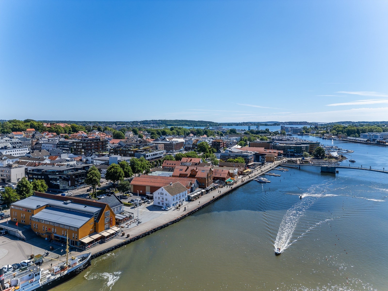 Det flotte bryggeområdet med gjestehavnen, mange hyggelige restauranter som venter på besøk - her er det koselig å trekke inn en kald vinterkveld og på sommeren er det et yrende bryggeliv på denne strekningen. Galleribilde