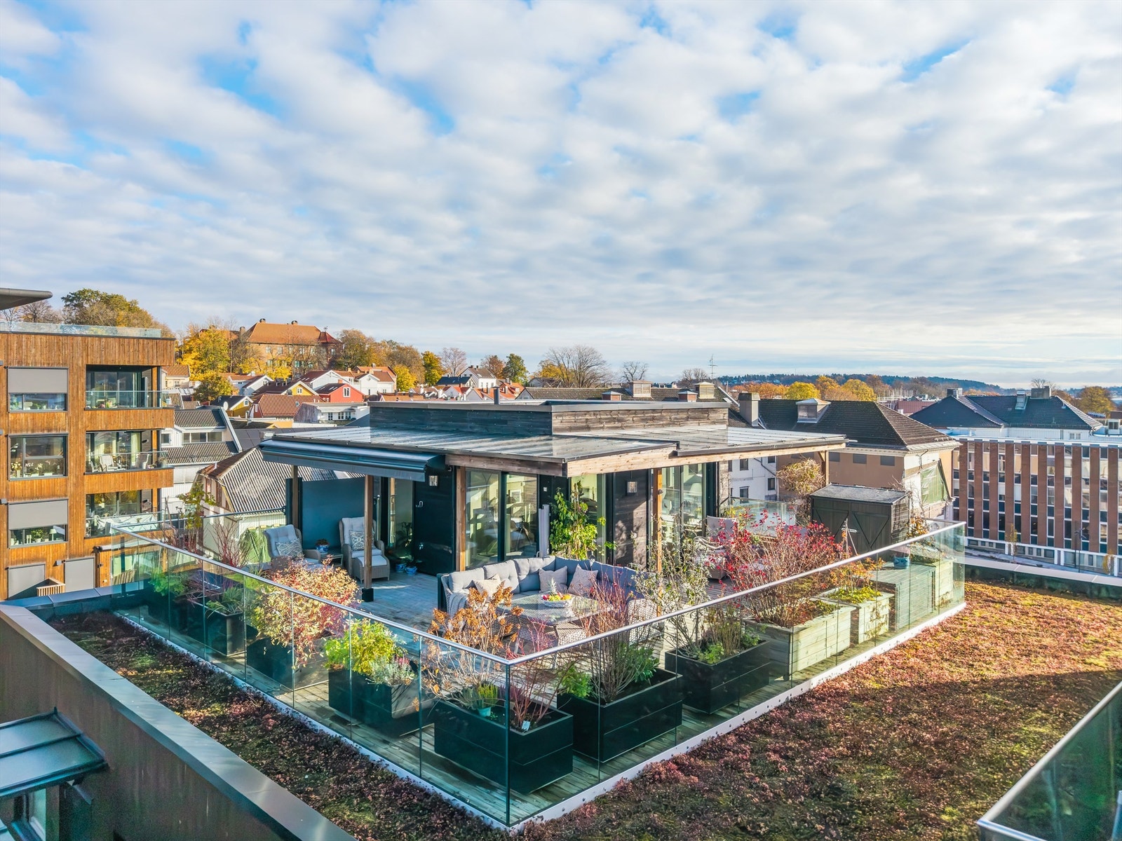Her har du alt hva man trenger rett på utsiden av døren. Leilighetens store og unike takterrasse på hel 67 kvm, er en liten oase med 360 graders sol og nydelig utsikt! Galleribilde