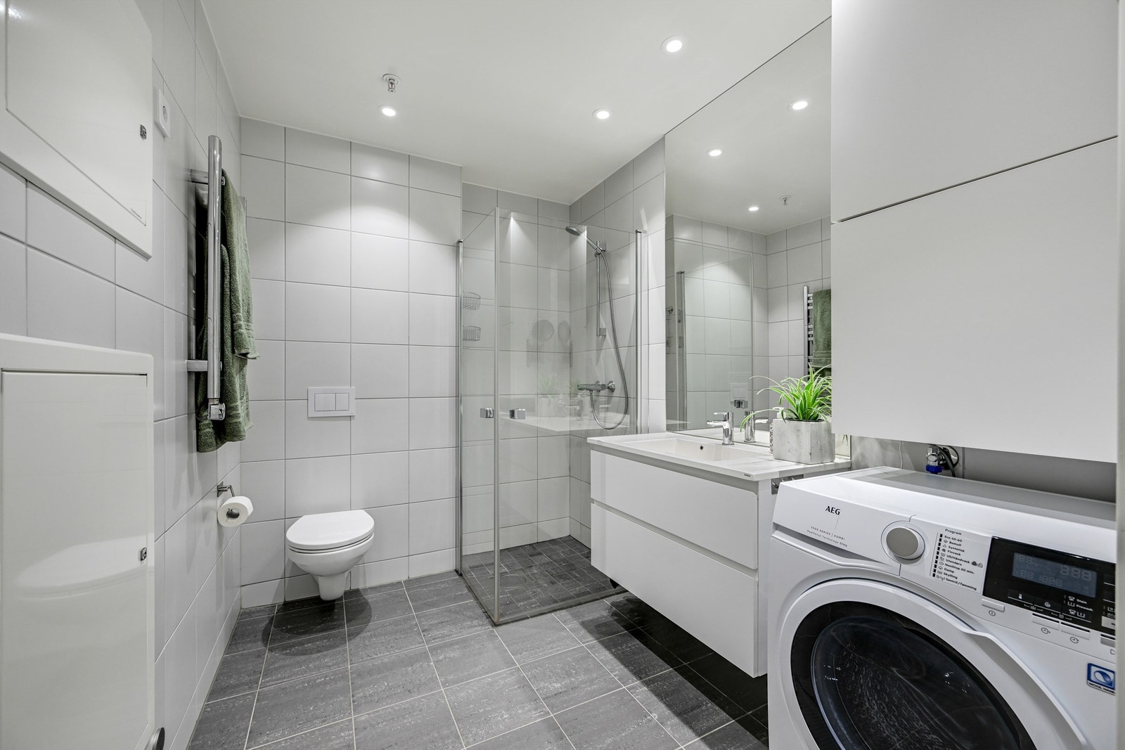 Lyst og trivelig bad med flislagte gulv og vegger, det er elektriske varmekabler i gulv. Galleribilde