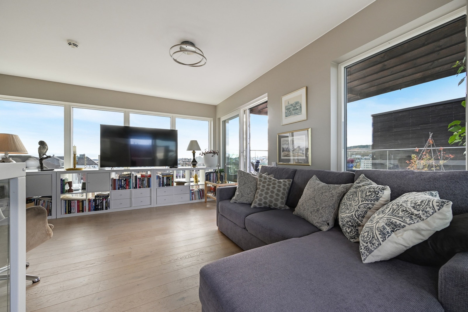 Støre vindusflater fra flere kanter gir en svært godt med naturlig dagslys. Galleribilde