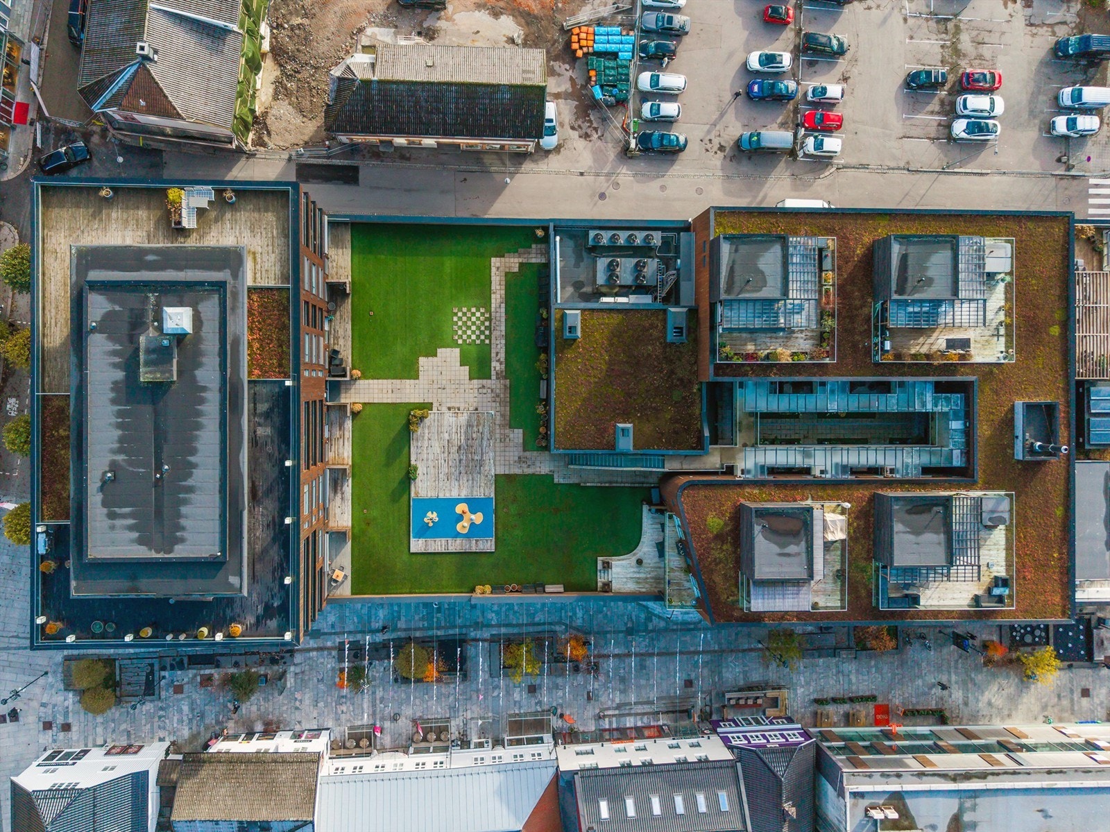 Eiertomt på 3 021 kvm som tilhører sameiet. Tomten er fellesareal. Sameiet har to felles uteområder. Hovedområdet ligger på Foyntaket mellom Storgaten 32, og Rådhusgaten 1. I tillegg er det felles takterrasse i 8.etg i Storgaten 32. Lekeområdet for barn Galleribilde