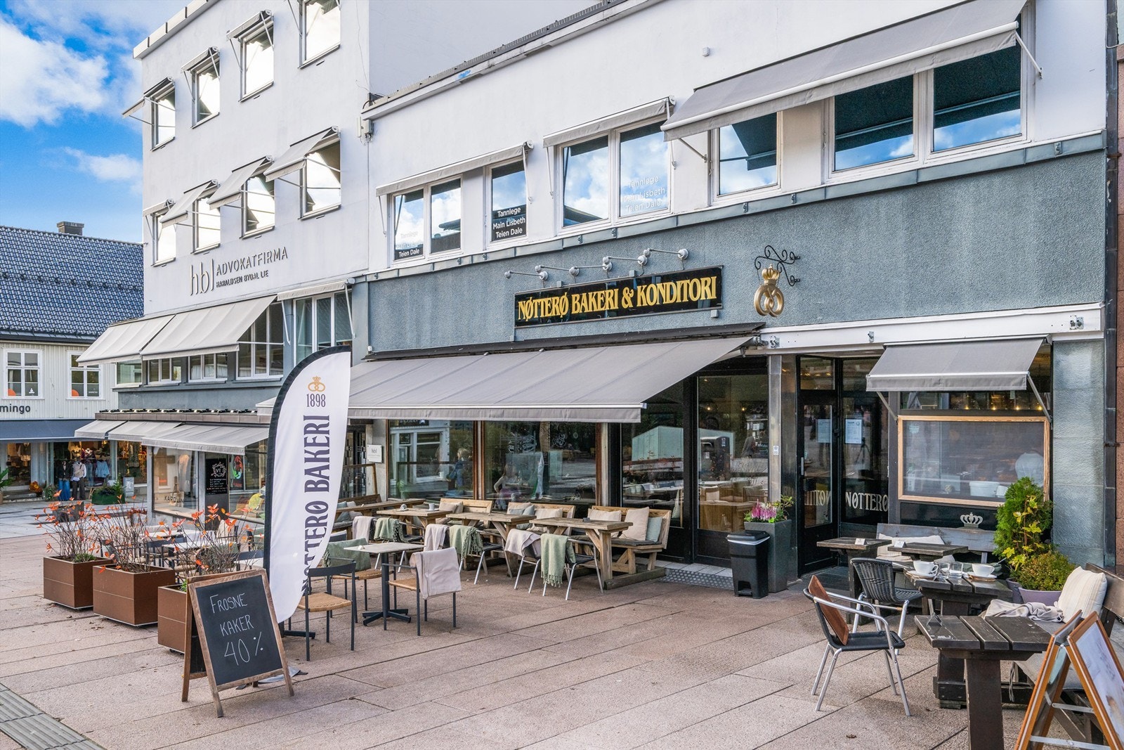 Det er få skritt til både forretninger, kjøpesentre, cafeer og et sjeldent flott bibliotek,- så her har man kort gangavstand til alt byen har å by på av servicetilbud nærmest rett utenfor døren. Galleribilde