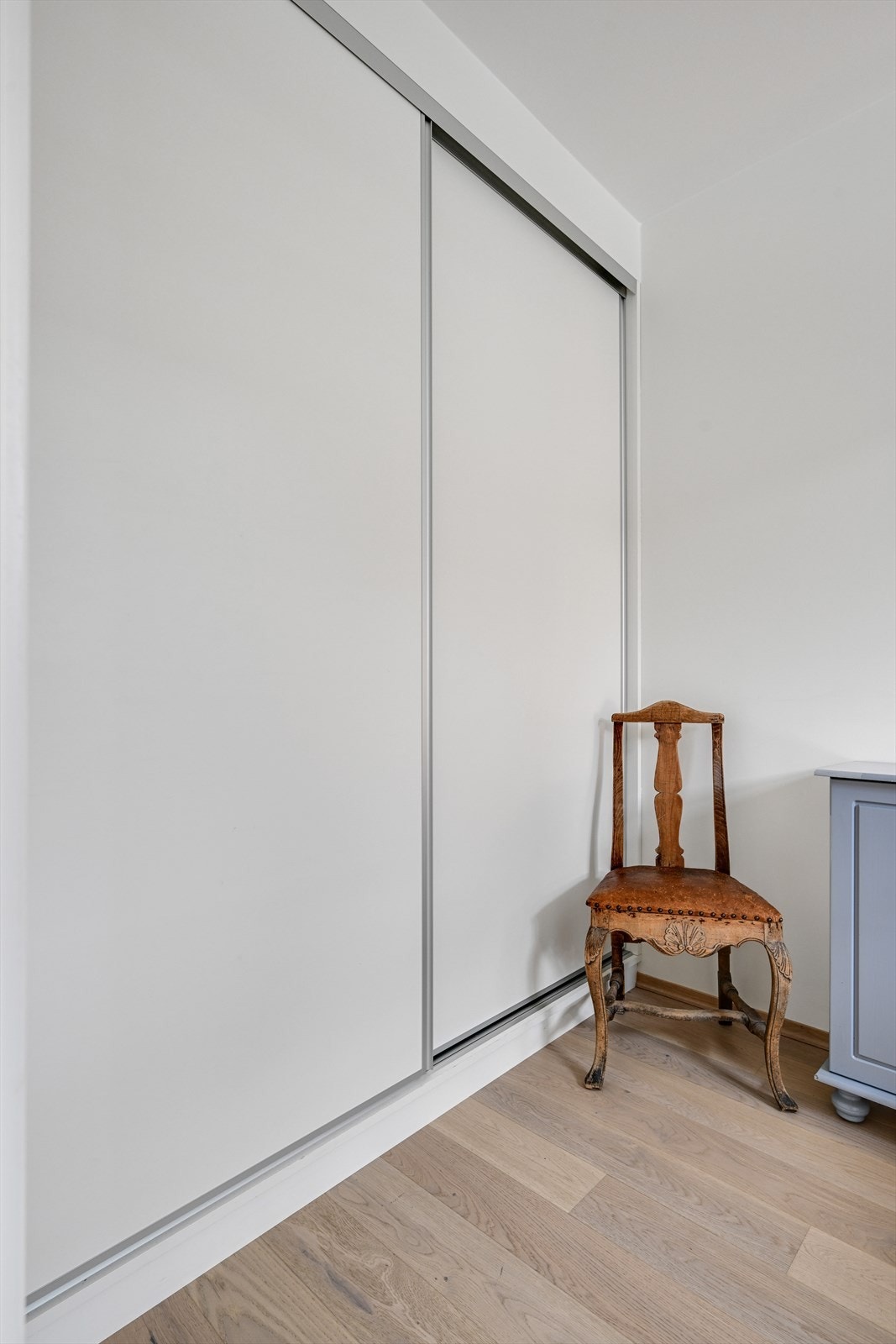 Praktisk skyvedørsgarderobe for god oppbevaring. Galleribilde