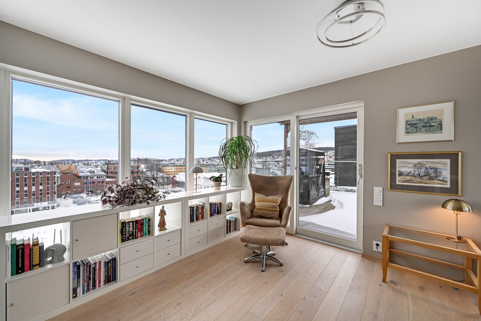 Den moderne leiligheten oppleves lys og stilren med gjennomgående høy standard. Galleribilde